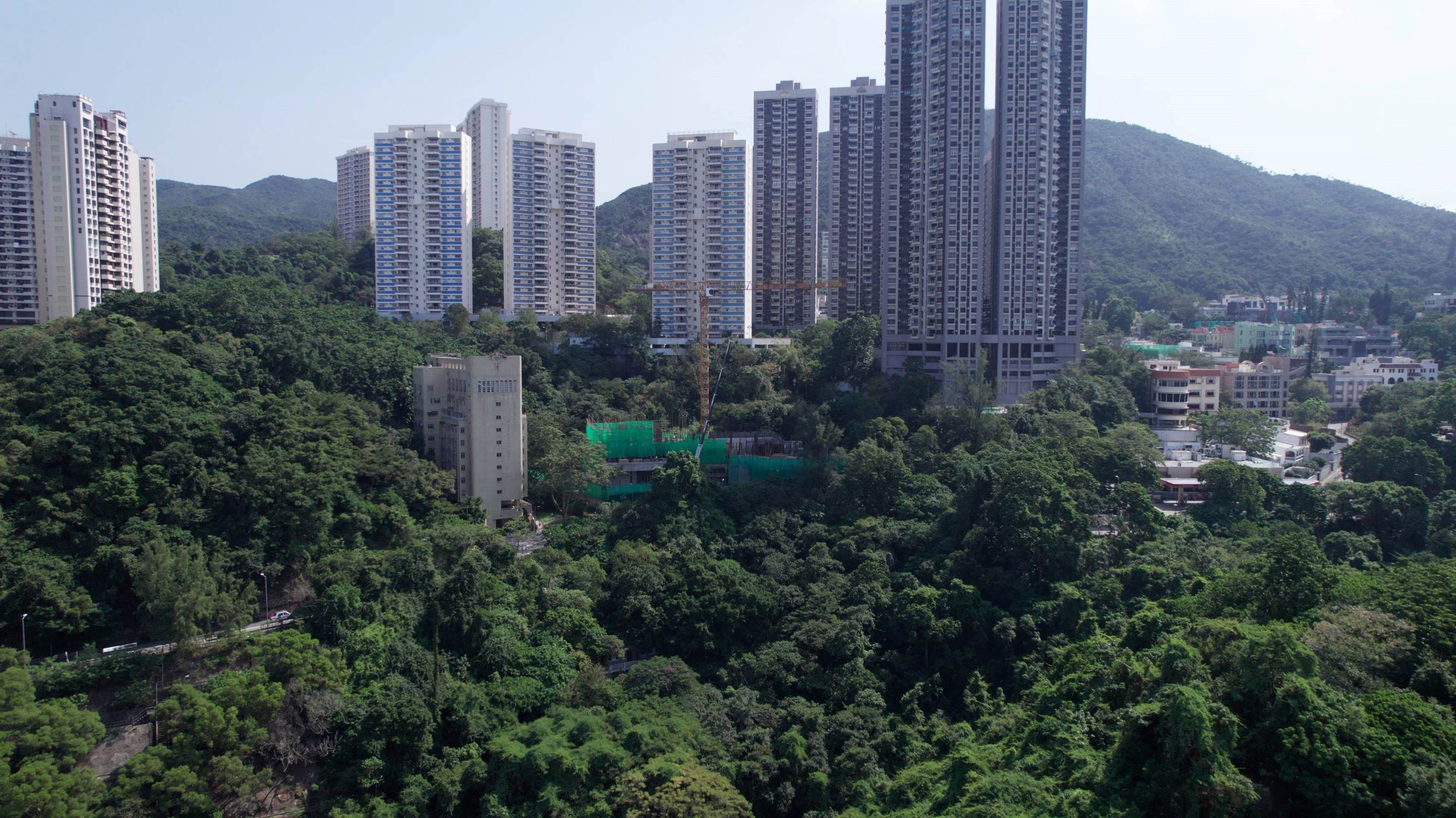 項目依山而建,前臨跑馬地,背靠渣甸山,居住環境一流。