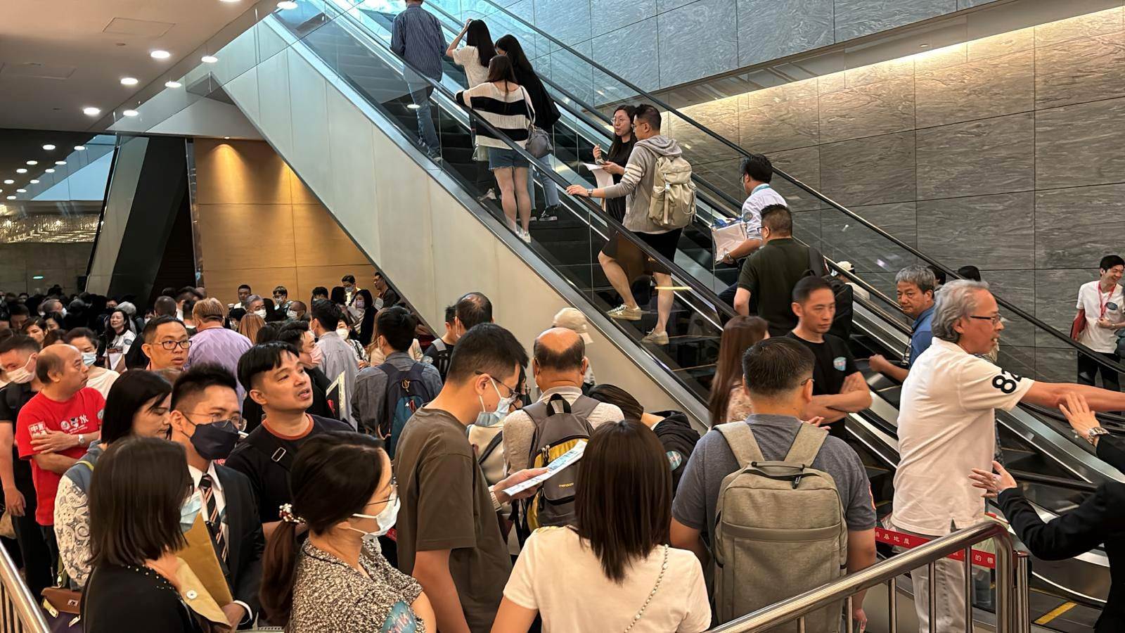 近期多個新盤低價促銷,帶動今年首5個月一手成交多達8100宗,較去年同期約5700宗增逾4成。
