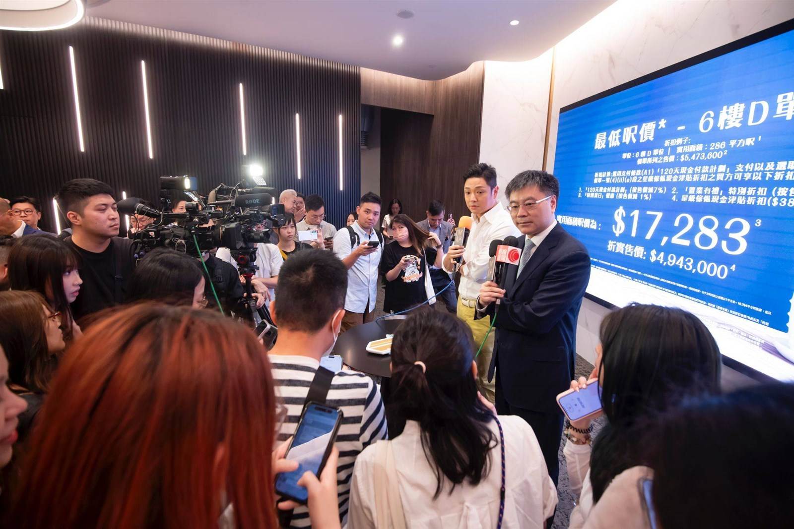 尚逸首批推出50伙,折實平均呎價19,619元,創同區8年新低。