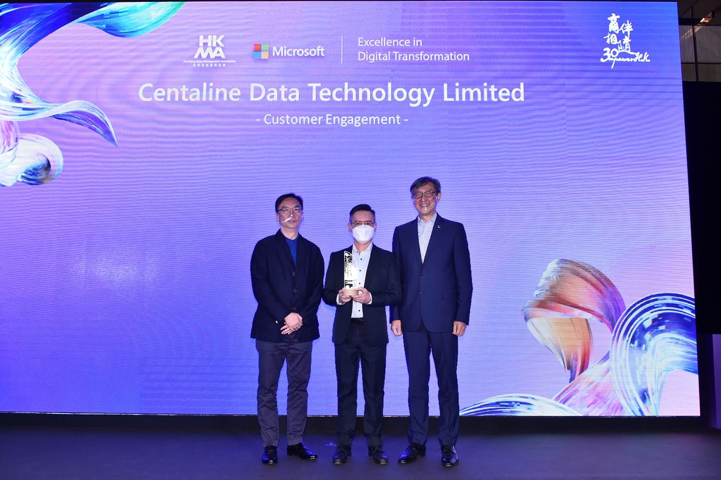中原地產獲選為《香港管理專業協會x Microsoft數碼轉型傑出企業》 並於客戶關係範疇獲高度表揚| 地產新聞| 中原地產