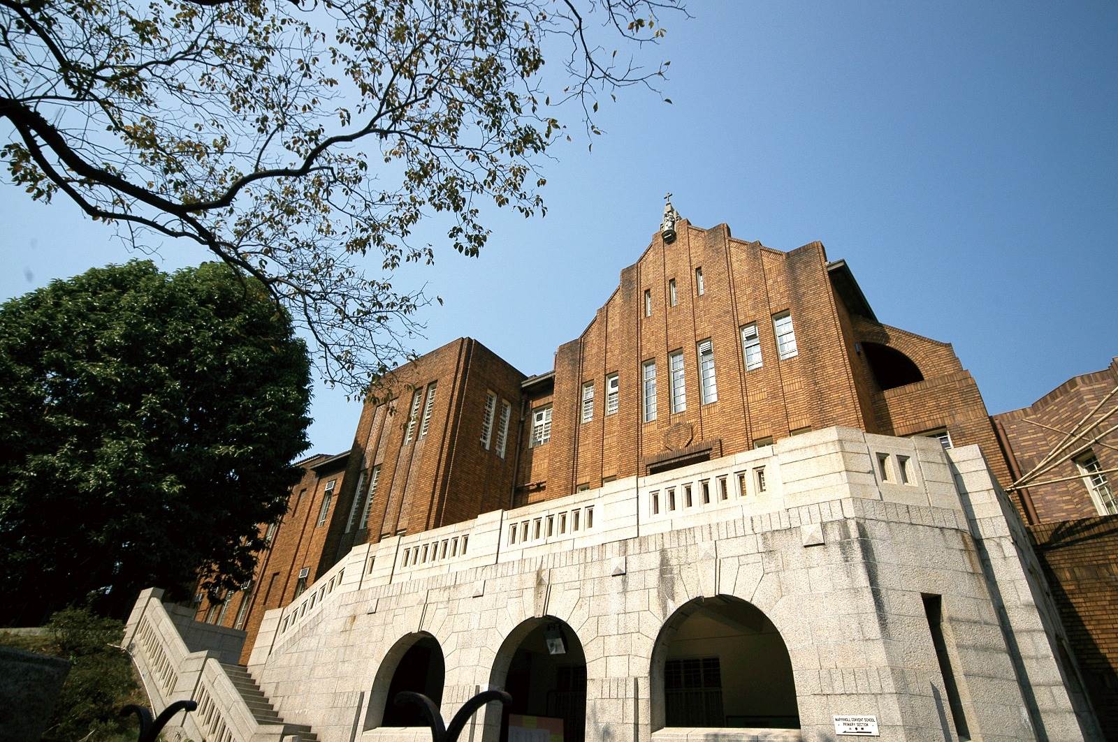 九龙城区以41 校网最有名气,包括著名的喇沙小学、拔萃小学及玛利诺修院。