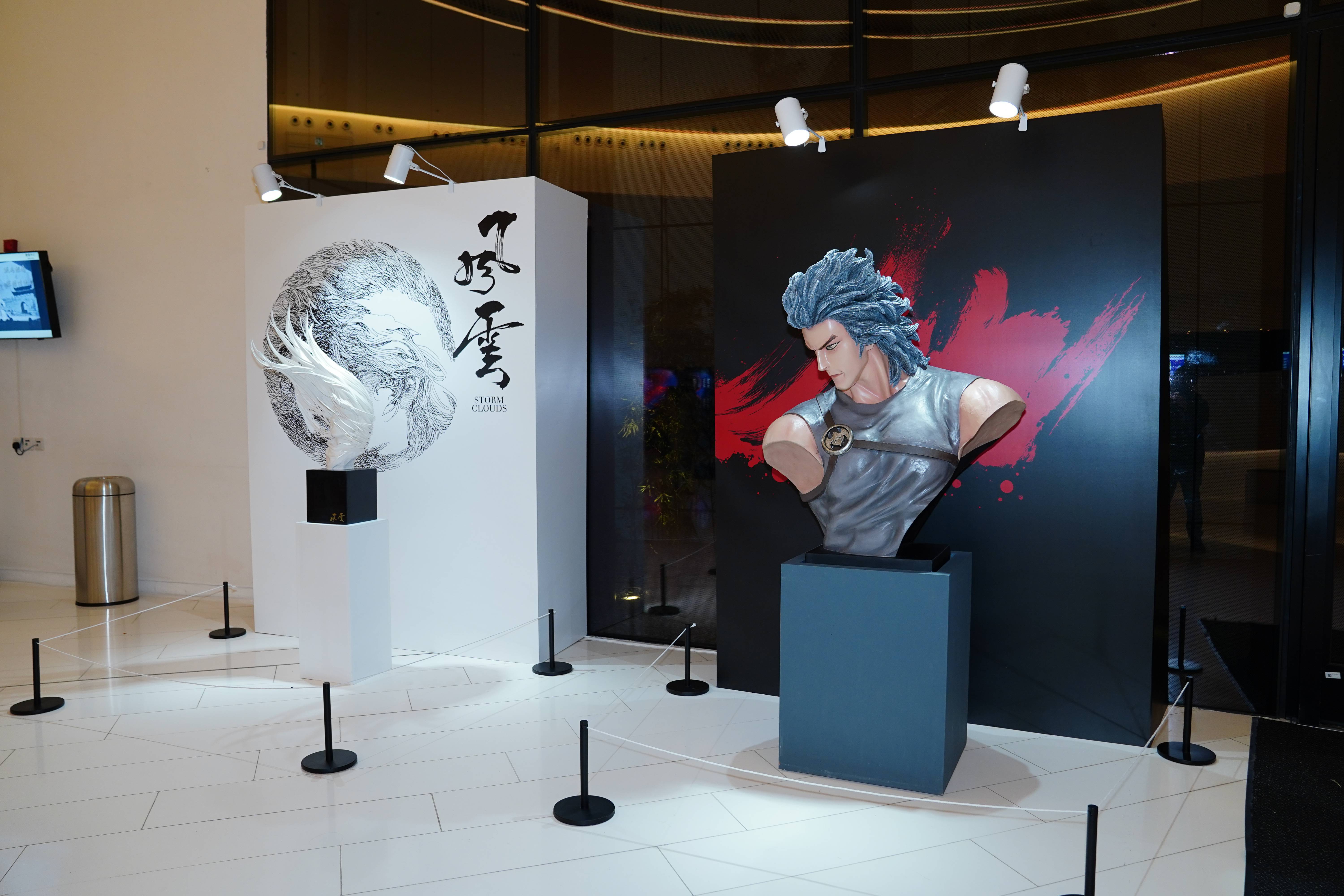《風雲》作者馬榮成特別為是次紀念展借出私人典藏,包括《風雲》角色半身頭像雕塑(右)、從未展示過的聶風雕像模型(左)。