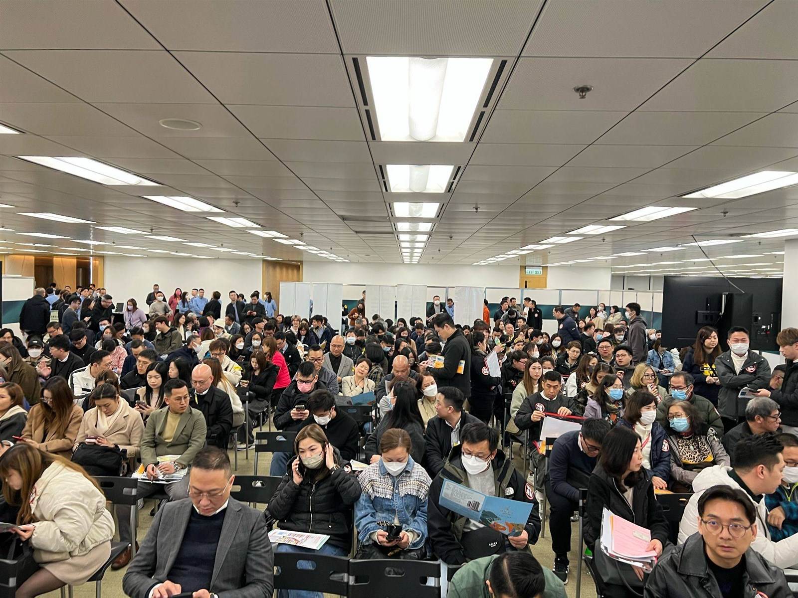 朗天峰昨天第三輪發售123伙,場面熱鬧。