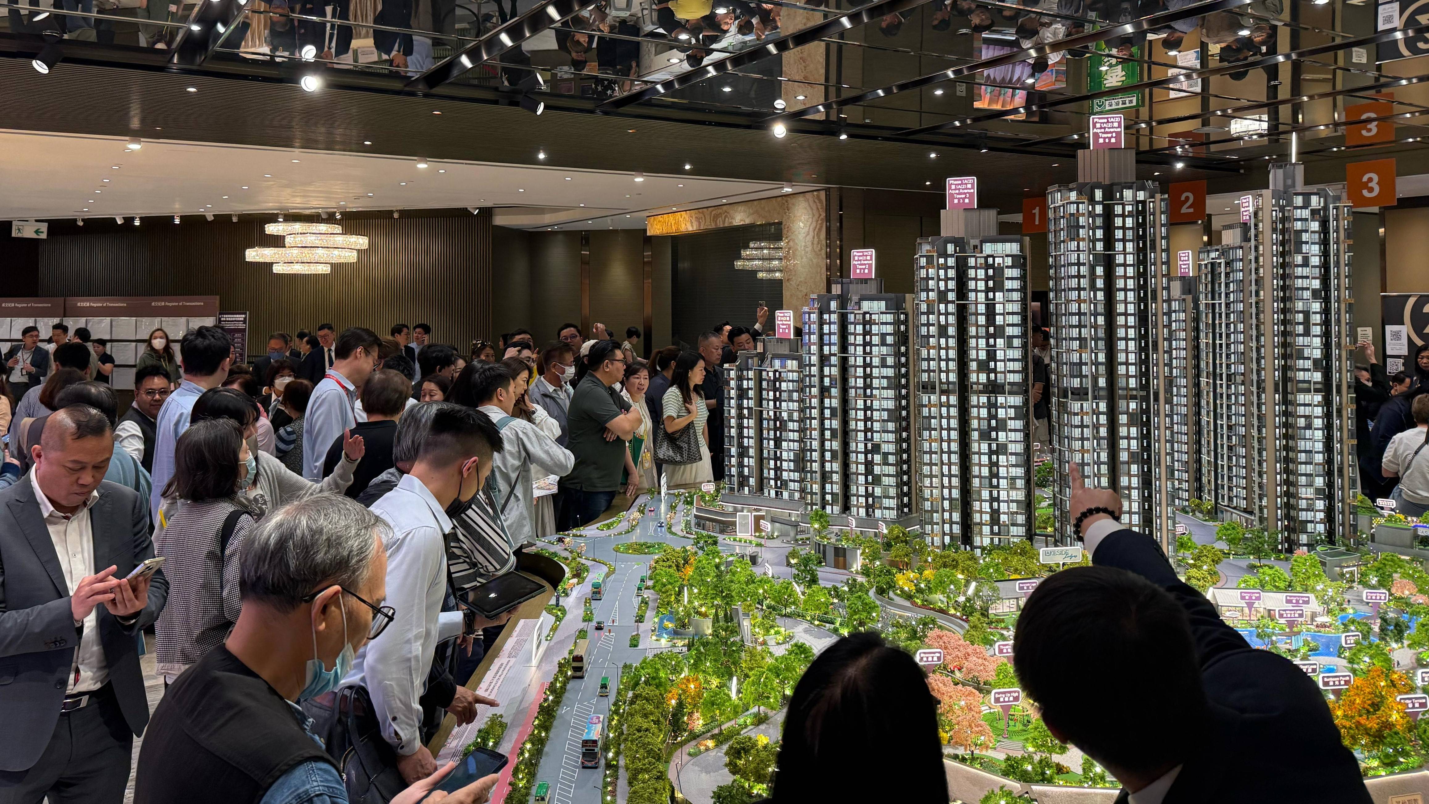 關稅戰下,股市持續波動,部份避險資金將流入樓市。