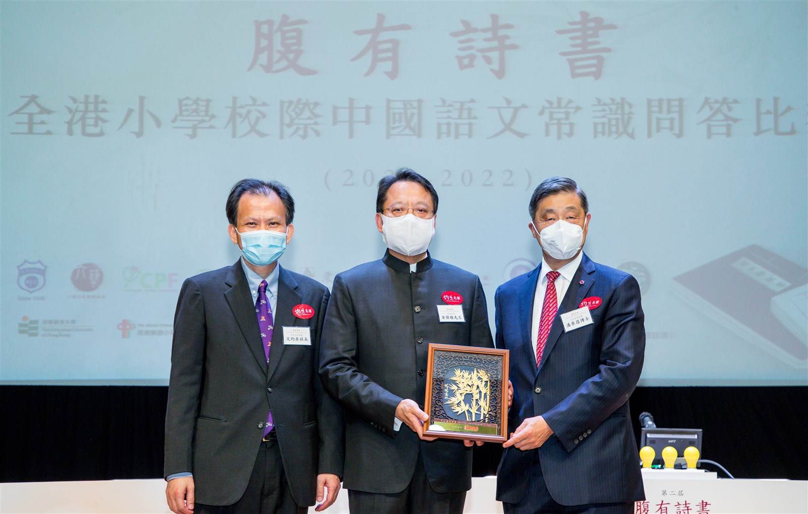 灼見名家傳媒社長文灼非先生 (左一) 與灼見名家傳媒董事會主席潘燊昌先生 (右一) 致送紀念品予黃偉雄先生 (左二)。