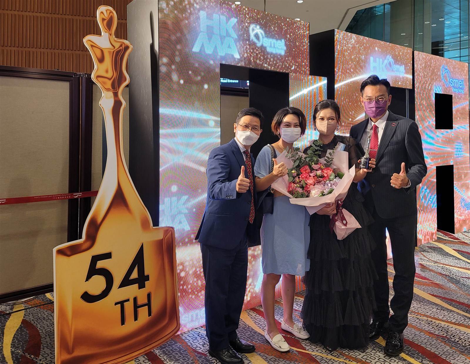 一眾工商舖部主館及管理層與工商舖部DSA韓曉環(右二)合照道賀。