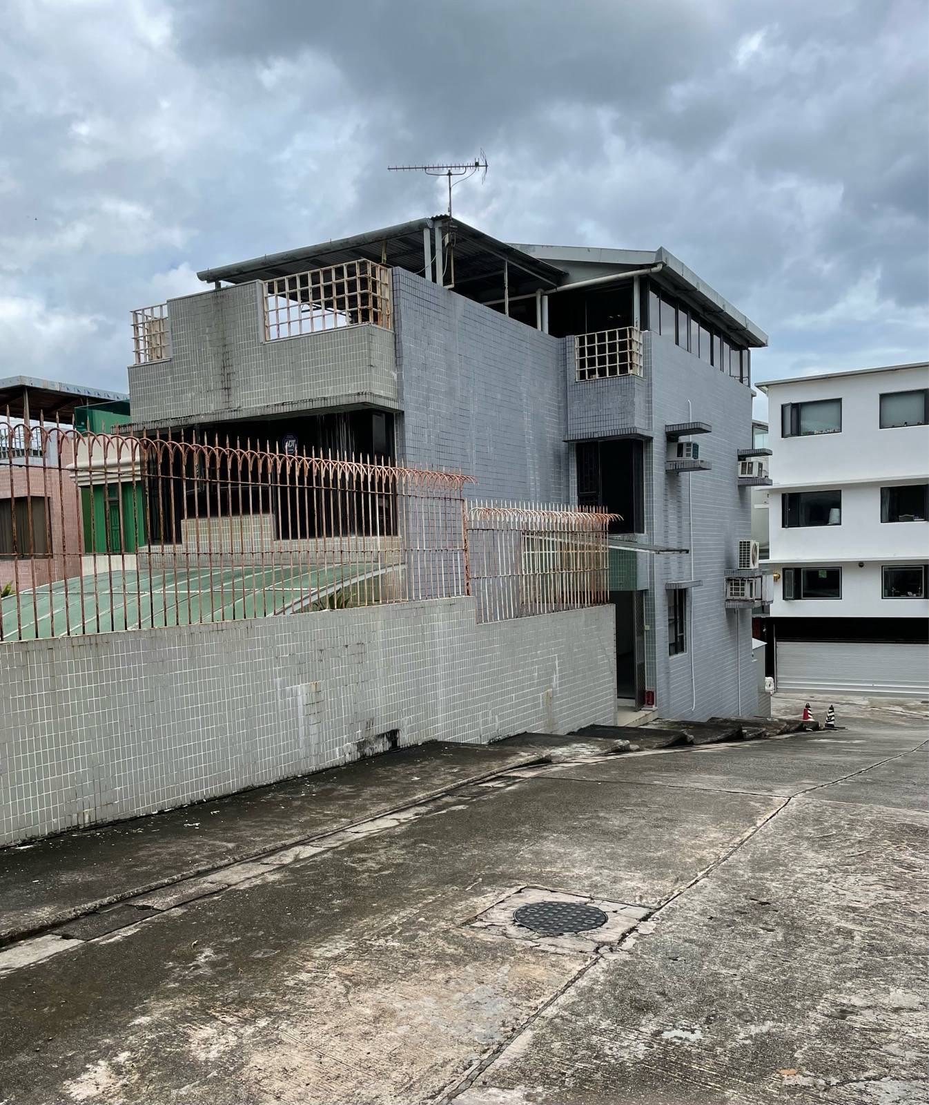 屏山花園對上一宗成交要追溯至去年4月,當時一幢洋房以1,668萬元易手。