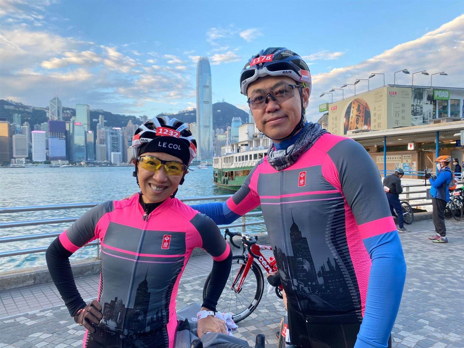 中原地產西半山首席營業董事Raymond Li (右)及中半山區域營業董事Angela Lai(左)身穿醒目中原戰衣合影。