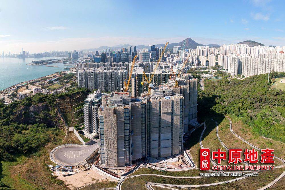KOKO MARE坐擁四重景致,盡享維港景、油塘灣、翠綠山巒景及園林池景,媲美港島南陽明山莊。